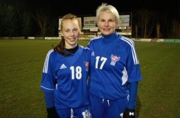 Мама и дочка вместе сыграли за национальную сборную: впервые за историю футбола