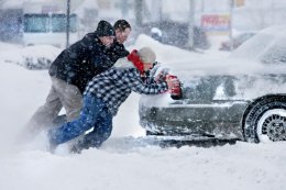Что делать если автомобиль застрял в снегу (ВИДЕО)