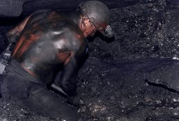 Шахтеры Донбасса роют нелегальные шахты-"копанки"