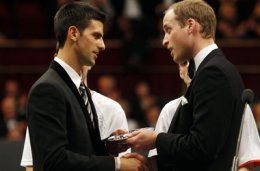 Новак Джокович, лучший теннисист мира, получил награду за свою благотворительную программу "Одежда для улыбок"