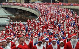 В Европе  продолжаются  массовые забеги Санта-Клаусов