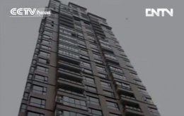 Двухлетний ребенок выпал с 16го этажа