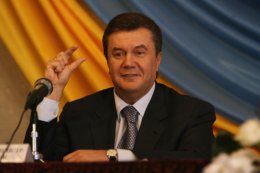 Виктор Янукович: "Мы должны пройти все испытания, которые дает нам Бог"