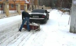 Как убирают снег в Одессе с юмором (ВИДЕО)