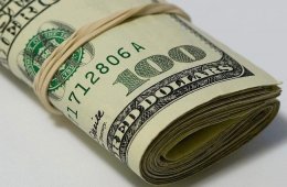 Эксперты не советуют хранить сбережения в долларах