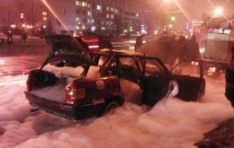 В Киеве сгорел автомобиль. Внутри были пассажиры (ФОТО)