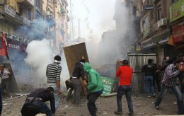 Египетские футбольные фанаты расстреливают полицию из автоматов (ВИДЕО)
