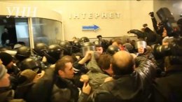 "Беркут" отбивает штурм здания киевской мэрии