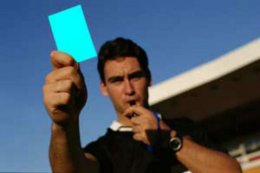 Судья показал футболисту голубую карточку (ВИДЕО)