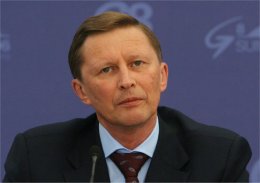 Янукович наградил орденом администратора Путина