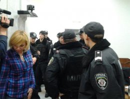 Оппозиционных депутатов выводили из здания суда с помощью «Грифона» (ФОТО)