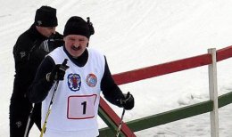Александр Лукашенко упал во время катания на лыжах (ВИДЕО)