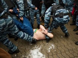 "Беркут" за ноги растащил активистов акции под окнами у Януковича (ФОТО+ВИДЕО)