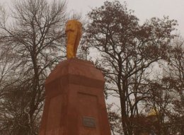 Мирошниченко и активисты "Свободы" разнесли памятник Ленину (ФОТО)