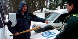 В Киеве сотрудников «Кобры» чуть не избил неадекватный водитель с битой (ВИДЕО)