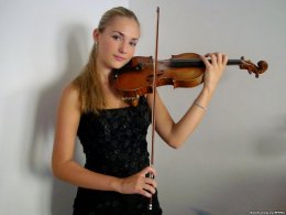 Юная украинская скрипачка Анастасия Петришак аккомпанировала Андреа Бочелли в Санремо