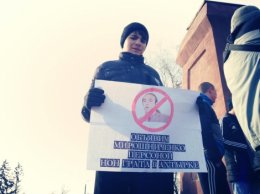 Сторонники КПУ и ВО «Свобода» подрались возле памятника Ленину в Ахтырке (ФОТО)