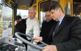 Мэр Луганска чуть не выпал из маршрутки (ВИДЕО)