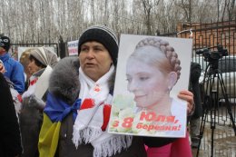 Юлию Тимошенко поздравили с 8 марта шарами и цветами (ФОТО)