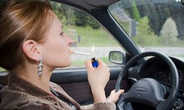 Эксперты рассказали, какую опасность несет для человека курение в машине