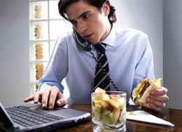 Медики предупреждают: обед у монитора компьютера опасен для здоровья