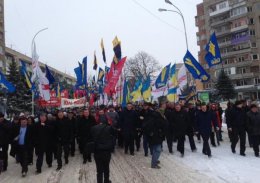 На марш "Вставай, Украина!" в Ужгороде пришли 3 тыс. человек (ФОТО+ВИДЕО)