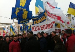 На марш "Вставай, Украина!" в Ужгороде пришли 3 тыс. человек (ФОТО+ВИДЕО)