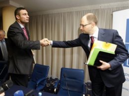 Украинцы хотят, чтобы Яценюк и Кличко перестали торговаться и "вломили"  регионалам