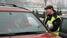 Новый закон позволит парковщикам выписывать штрафы для водителей