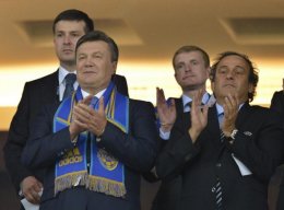 Янукович с коллегами смотрит футбол в Польше