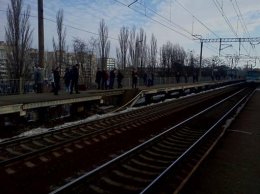 В Киеве, на станции городской электрички "Вышгородская" обвалилась платформа (ФОТО+ВИДЕО)