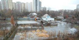 Киев начало затапливать: талая вода заливает метро