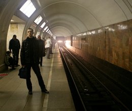 В России мужчину затянуло под поезд метро (ВИДЕО)