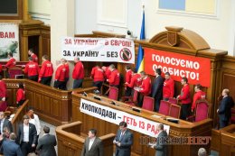 Оппозиционеры заплатят за блокаду ВР гривной