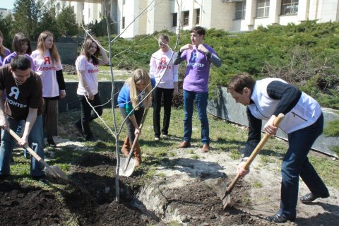 Тимофей Нагорный посадил деревья со студентами института Биологии (ФОТО ВИДЕО)