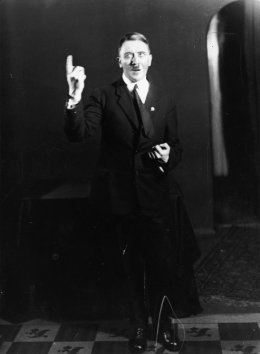 В наши дни из Гитлера мог бы получиться артист или шоумен (ФОТО)