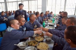 В КНР за взятки чиновника приговорили к пожизненному заключению