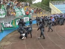 Болельщики "Карпат" разнесли стадион в Ужгороде (ФОТО)