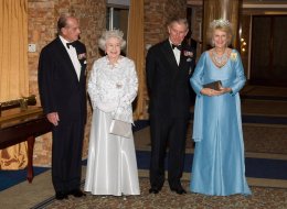Королева Великобритании передает власть сыну Чарльзу