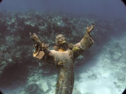 Христос из Бездны — затопленная бронзовая статуя Иисуса (ФОТО)