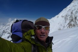 Знаменитый альпинист сорвался в 300-метровую пропасть на Эвересте