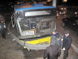 В Киеве у автобуса отказали тормоза (ВИДЕО)