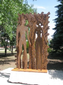 В Краматорске установили памятник Адаму и Еве (ФОТО)