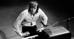 Скончался клавишник легендарной группы «The Doors» Рэй Манзарек