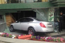 Блондинка на "Ниссане" влетела в окно крымского кафе (ВИДЕО)