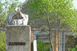 Очередное надругательство над памятником Ленину