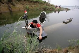 Китаец смастерил подводную лодку из бочек и разного хлама (ФОТО)