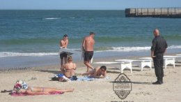 В Одессе на пляже отдыхающих разгоняют с автоматами (ФОТО)