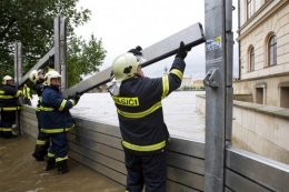 Власти чешской столицы начали эвакуацию населения (ФОТО)