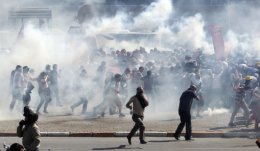 Бунт в Стамбуле: полиция разгоняет толпу водометами и газом (ВИДЕО)